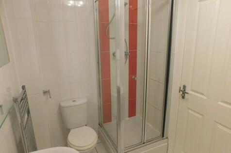 17DeeCloseBathroom2
