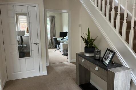 2AThrapstonRoadEntranceHall