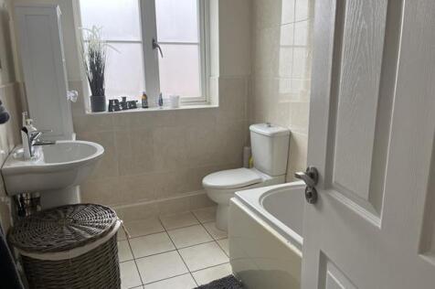 2AThrapstonRoadBathroom