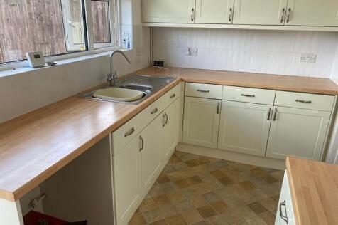 2 South Close Kitchen 3