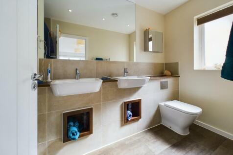 En suite to Master bedroom.jpg