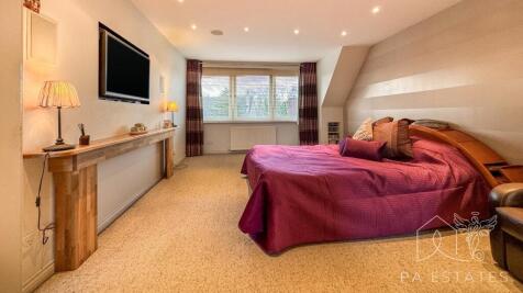 Principal bedroom.