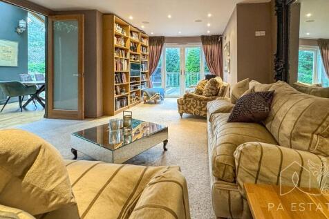 Reception room.