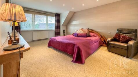 Principal bedroom.