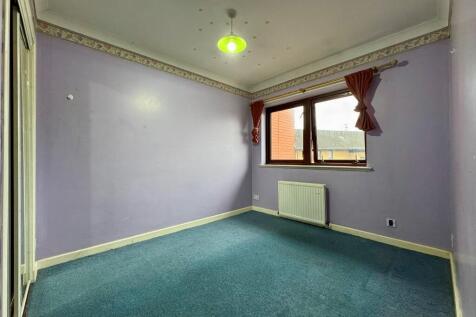 Rear bedroom.