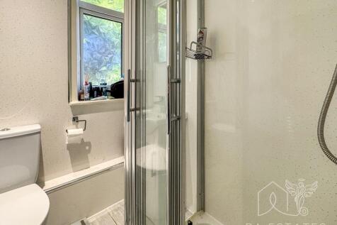 Shower room.