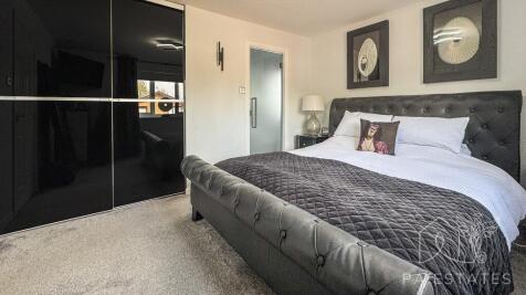 Principal bedroom.
