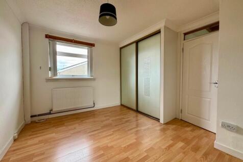 Rear bedroom.