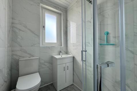 Shower room.