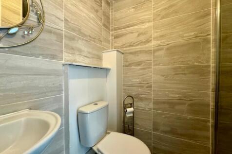 Shower room.