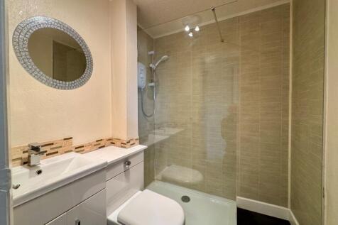 Shower room.
