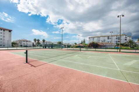 Communal tennis cour