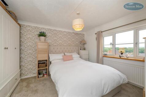 35, The Avenue - bedroom 1 2295.jpg