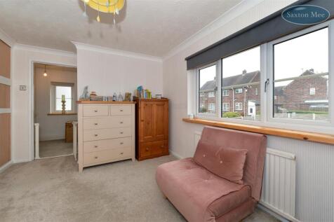 35, The Avenue - bedroom 2 2243.jpg