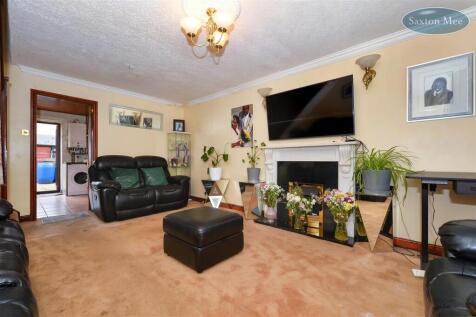 68 Paterson Close - lounge 2435.jpg