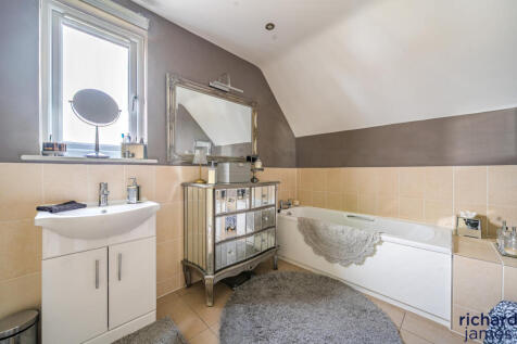 886c1993efc647b7b7221b14cf053da8