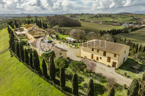 Villa in borgo medie