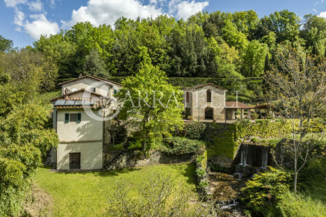 Casale con giardino 