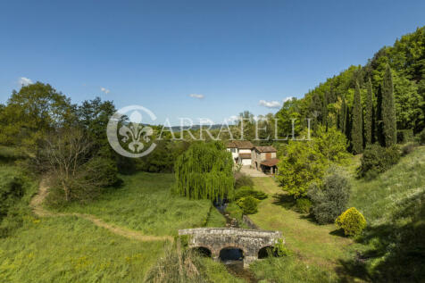 Casale con giardino 