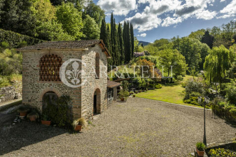 Casale con giardino 