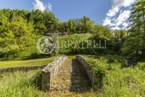 Casale con giardino 