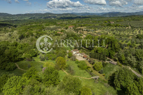 Casale con giardino 