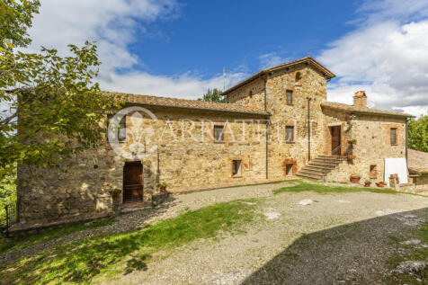 Casale in pietra a C