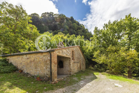 Casale in pietra a C
