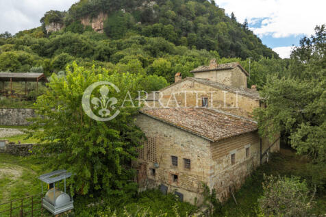 Casale in pietra a C