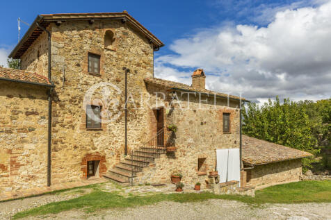 Casale in pietra a C