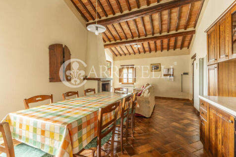 Casale in pietra a C