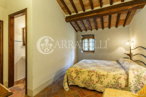 Casale in pietra a C