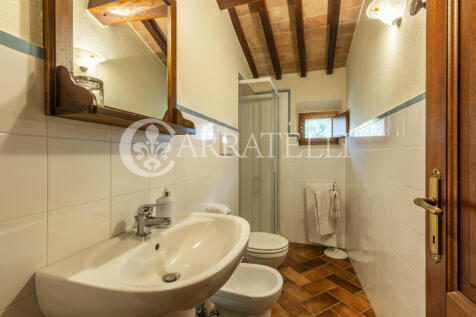 Casale in pietra a C