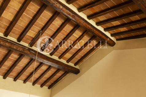 Casale in pietra a C