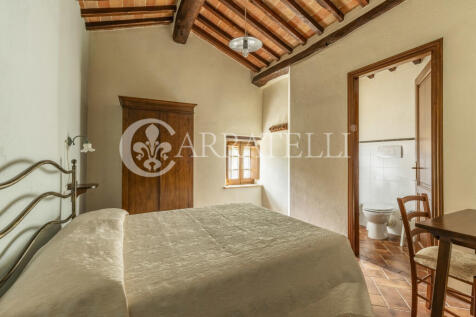 Casale in pietra a C