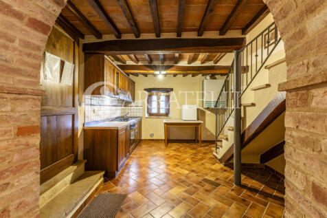 Casale in pietra a C