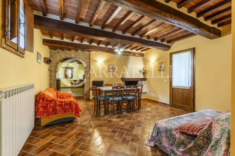 Casale in pietra a C