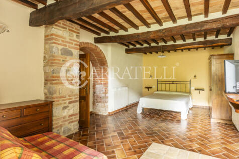 Casale in pietra a C