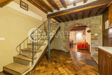 Casale in pietra a C