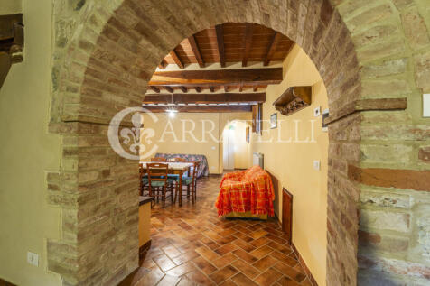 Casale in pietra a C