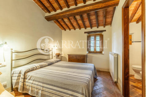 Casale in pietra a C