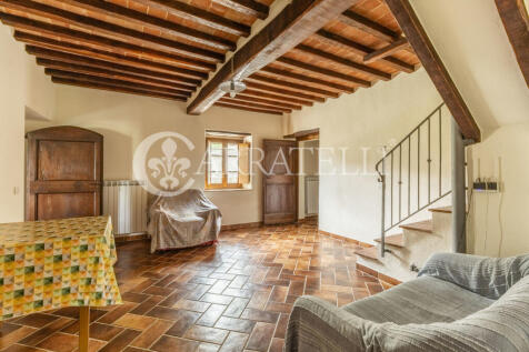 Casale in pietra a C