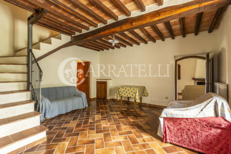 Casale in pietra a C