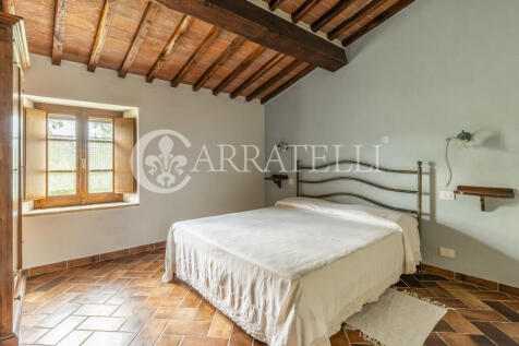 Casale in pietra a C