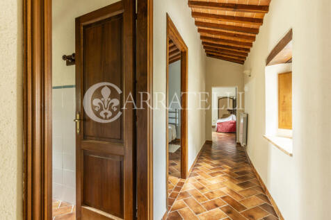 Casale in pietra a C
