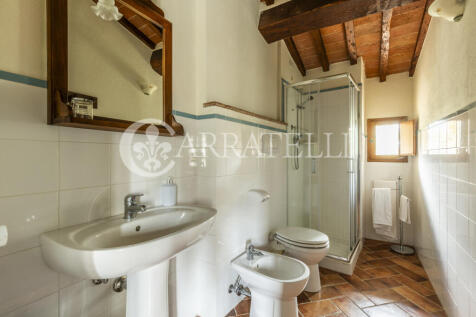 Casale in pietra a C