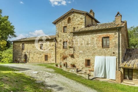 Casale in pietra a C