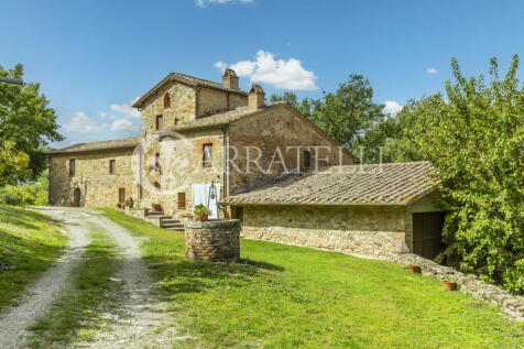 Casale in pietra a C