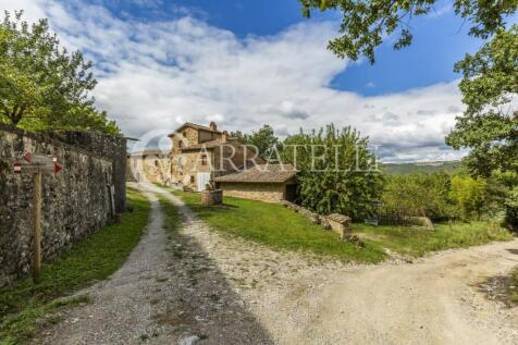 Casale in pietra a C