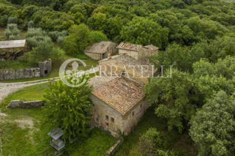 Casale in pietra a C